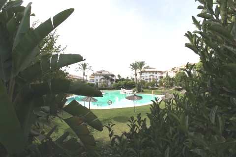 APARTAMENTO CON JARDIN PRIVADO EN URBANIZACIÓN DE PUERTO BANUS - MARBELLA — photo 2