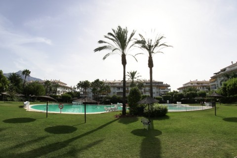 APARTAMENTO CON JARDIN PRIVADO EN URBANIZACIÓN DE PUERTO BANUS - MARBELLA — photo 14