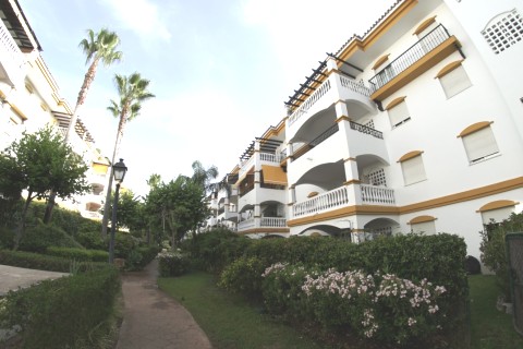 APARTAMENTO CON JARDIN PRIVADO EN URBANIZACIÓN DE PUERTO BANUS - MARBELLA — photo 17
