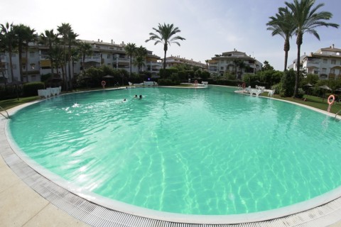 APARTAMENTO CON JARDIN PRIVADO EN URBANIZACIÓN DE PUERTO BANUS - MARBELLA — photo 18