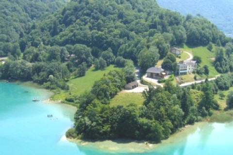 Ancien hôtel au bord du lac d'Aiguebelette entre Lyon, Chambery, Turin et Genève. — photo 16