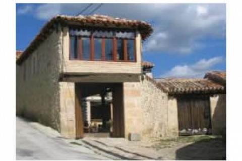 Casa de piedra con balconada, porch... — photo 2