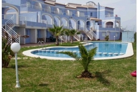 Chalet adosado en urbanización privada. — photo 2