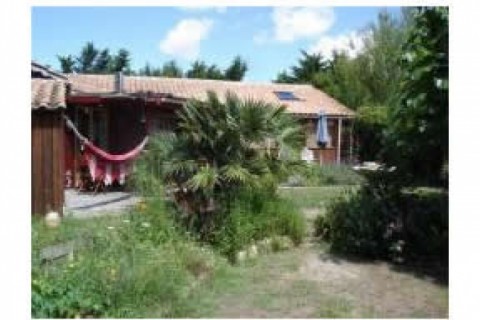 Maison bois ecologique dans un cadr... — photo 2
