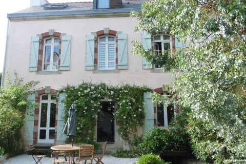 MAISON 1920 rose aux volets verts — photo 2