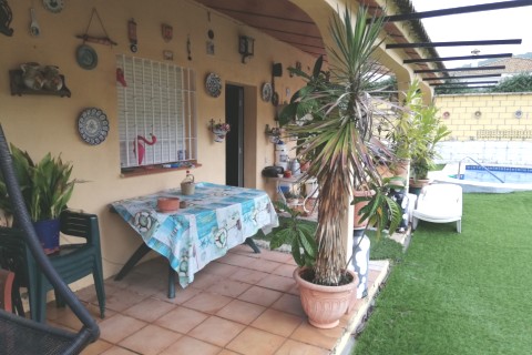 casa rural con piscina jardin dos porches wifi chimenea parkin gran salon aire acondicionado etc en un lugar unico rodeado de pinos y a 15 minutos del centro de la ciudad todo para disfrutar de cordoba ciudad con 4 patrimonios — photo 2