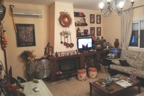 casa rural con piscina jardin dos porches wifi chimenea parkin gran salon aire acondicionado etc en un lugar unico rodeado de pinos y a 15 minutos del centro de la ciudad todo para disfrutar de cordoba ciudad con 4 patrimonios — photo 3