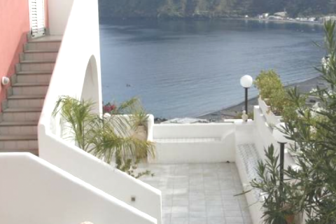 Villa sur l'île de Lipari en Italie — photo 2