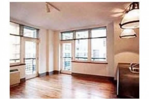 The photos show the apartment empty... — photo 3