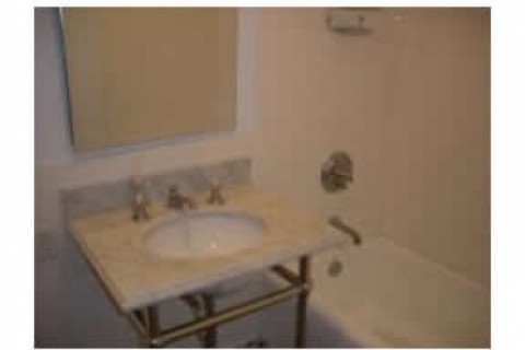 The photos show the apartment empty... — photo 4