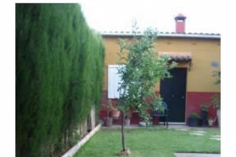 Casa de dos plantas con jardin, bod... — photo 2