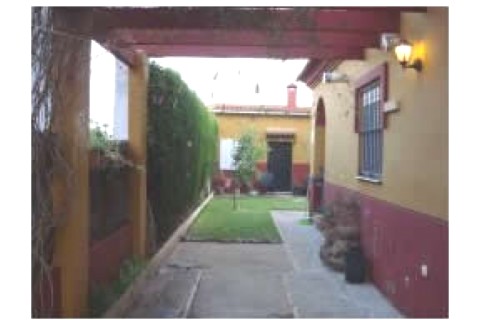 Casa de dos plantas con jardin, bod... — photo 3