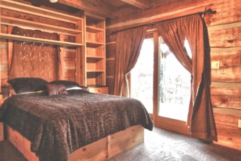 This secluded log cabin sits on top... — photo 8