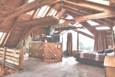 This secluded log cabin sits on top... — photo 11