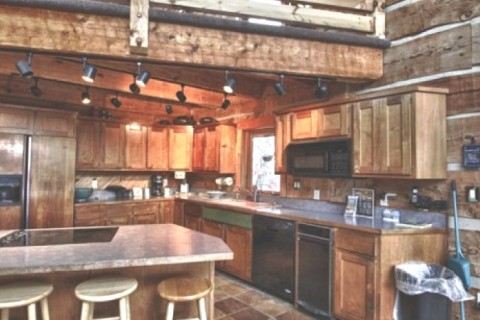 This secluded log cabin sits on top... — photo 15