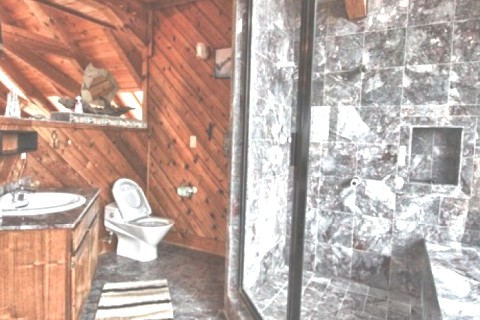This secluded log cabin sits on top... — photo 19