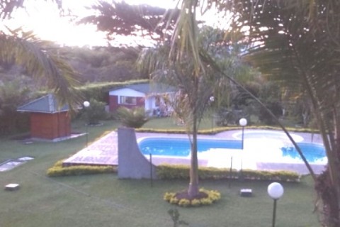 Chalet de madera natural con piscina, jacuzzi y amplios jardines. — photo 4