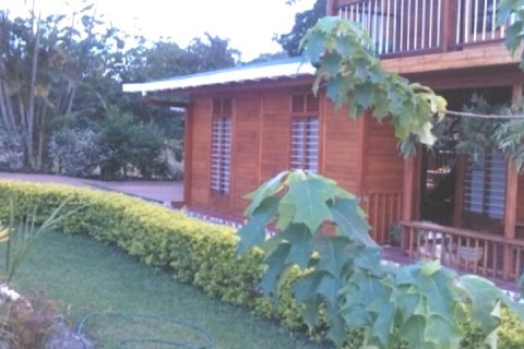 Chalet de madera natural con piscina, jacuzzi y amplios jardines. — photo 5