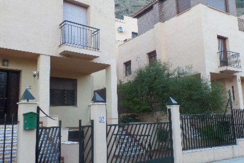 Chalet adosado en urbanización privada. — photo 3