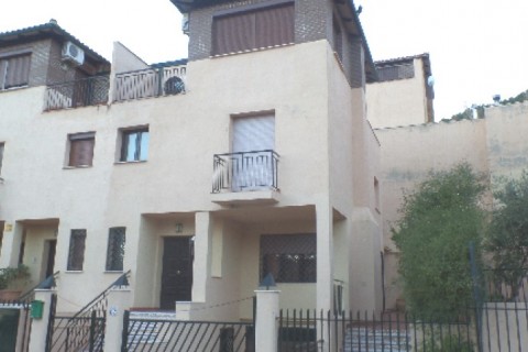 Chalet adosado en urbanización privada. — photo 2