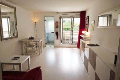 BEAUTIFUL BRIGHT AND QUIET STUDIO WITH TERRACE IN CENTRAL PARIS — photo 2