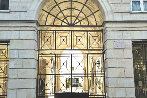 BEAUTIFUL BRIGHT AND QUIET STUDIO WITH TERRACE IN CENTRAL PARIS — photo 9