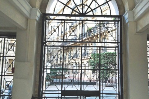 BEAUTIFUL BRIGHT AND QUIET STUDIO WITH TERRACE IN CENTRAL PARIS — photo 10